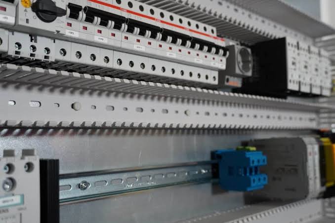 Schaltschrank mit Schutzgeräten, Reihenklemmen und Verdrahtungskanälen