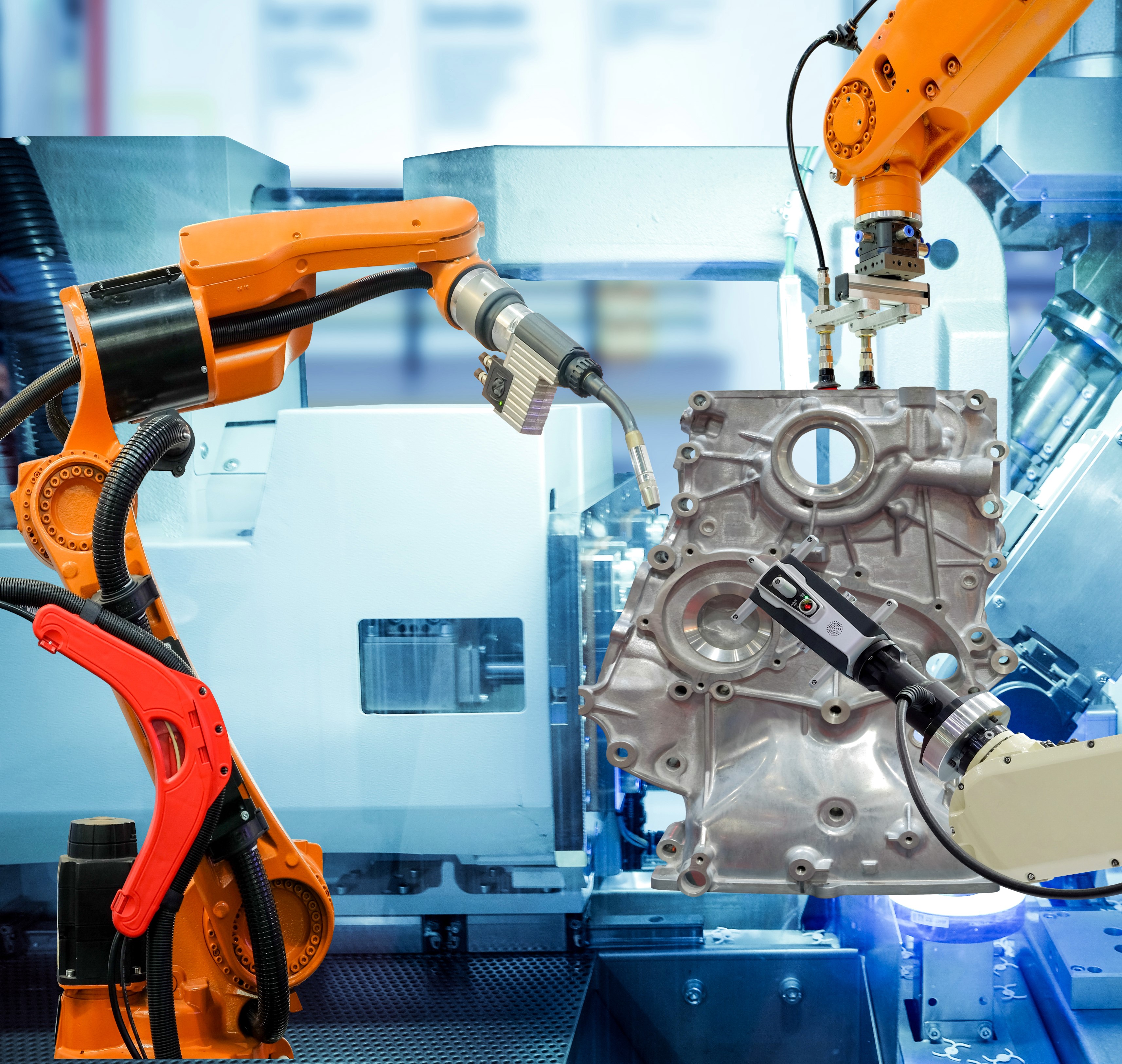 Industrieroboter bei der automatisierten Werkstückbearbeitung – Stockfoto