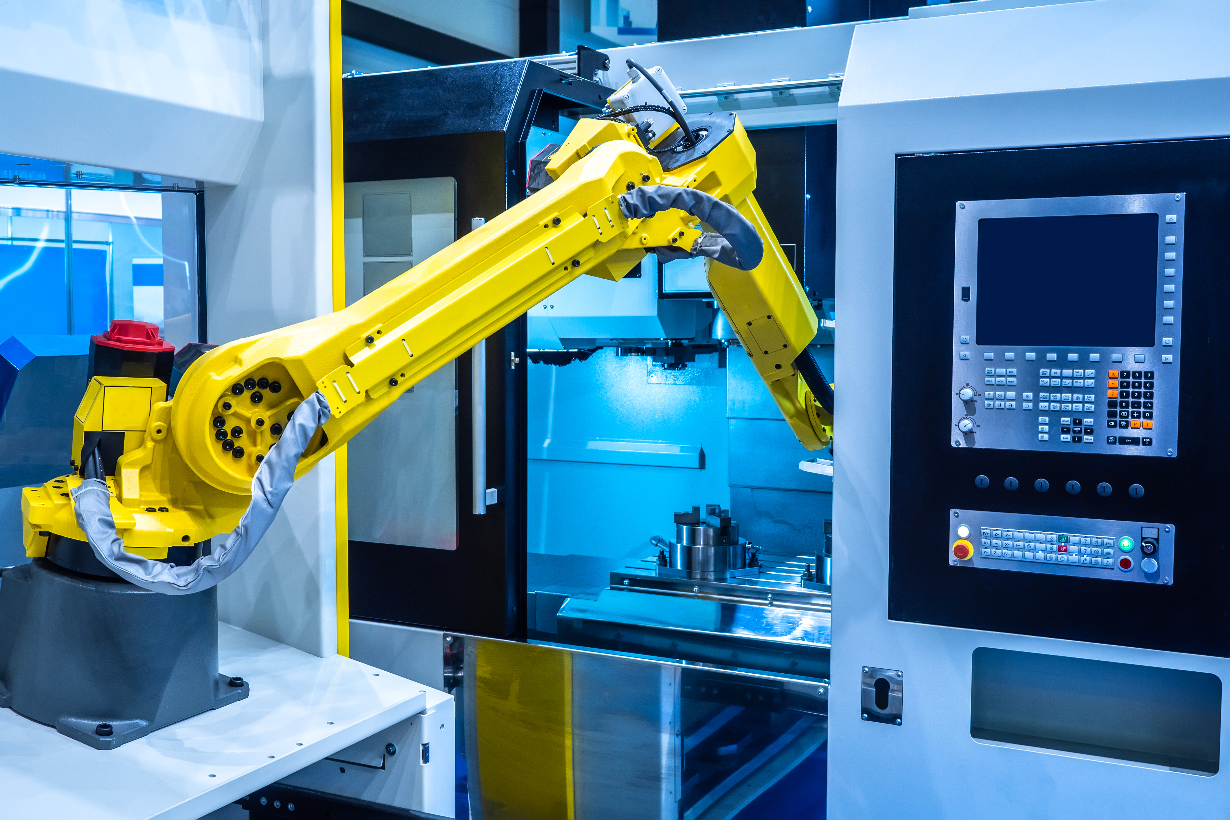 Roboter an einer Werkzeugmaschine mit Bedienpanel – Stockfoto