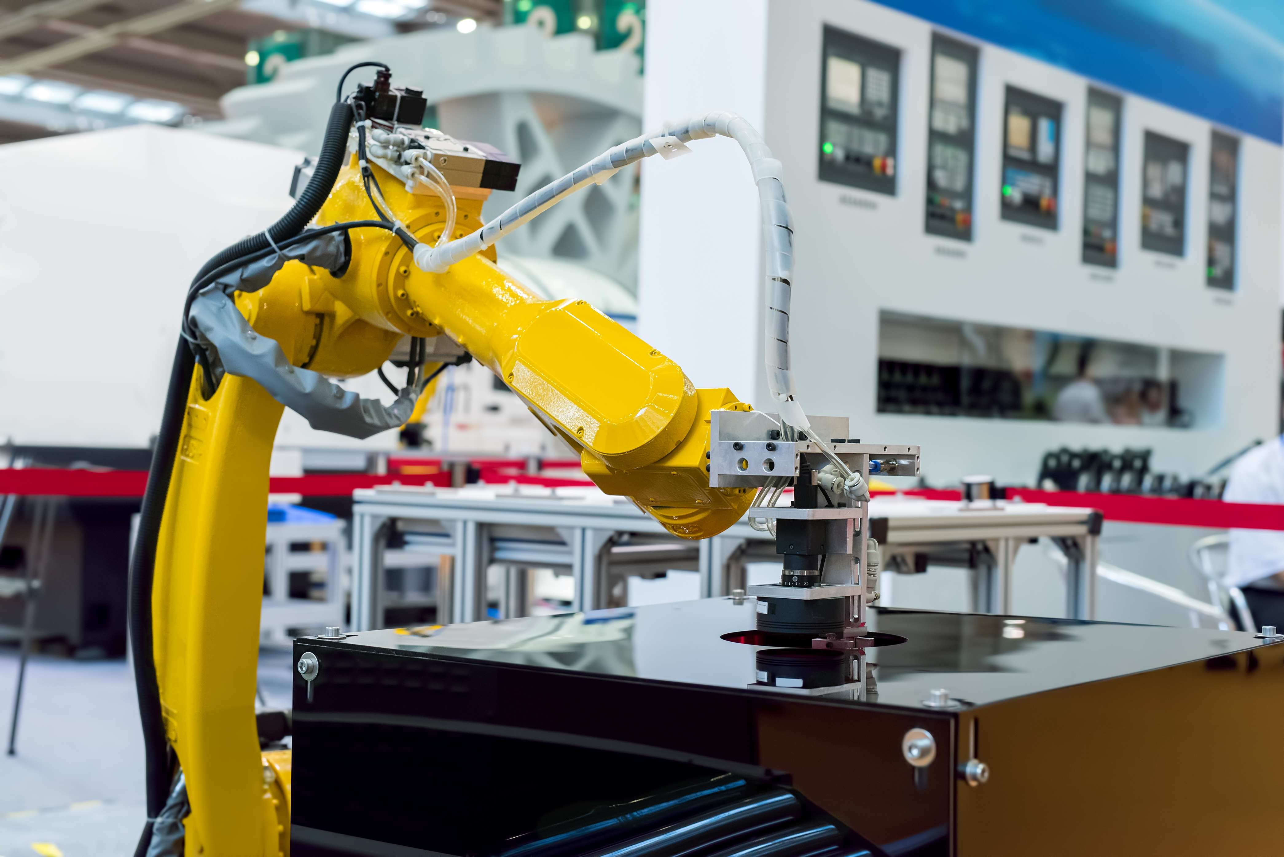 Industrieroboter bei der automatisierten Werkstückbearbeitung – Stockfoto